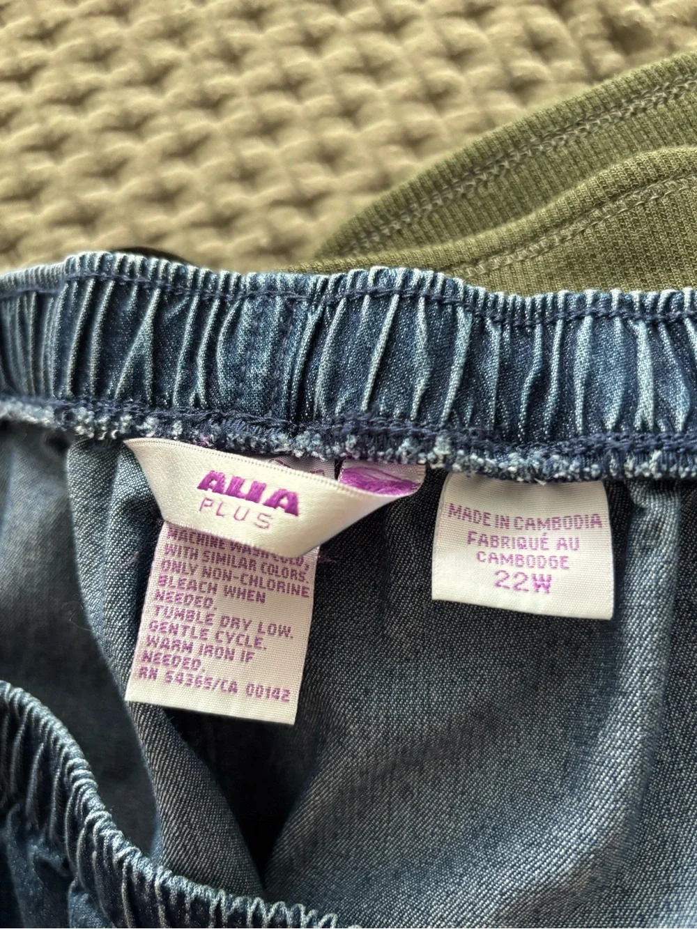 145.) Alia / Denim / Straight Leg Capris - Picture 4 of 6